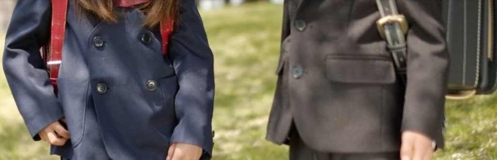 小学生の男の子と女の子