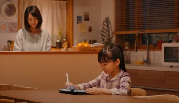 スマイルゼミのタブレットを見ながら勉強する女の子