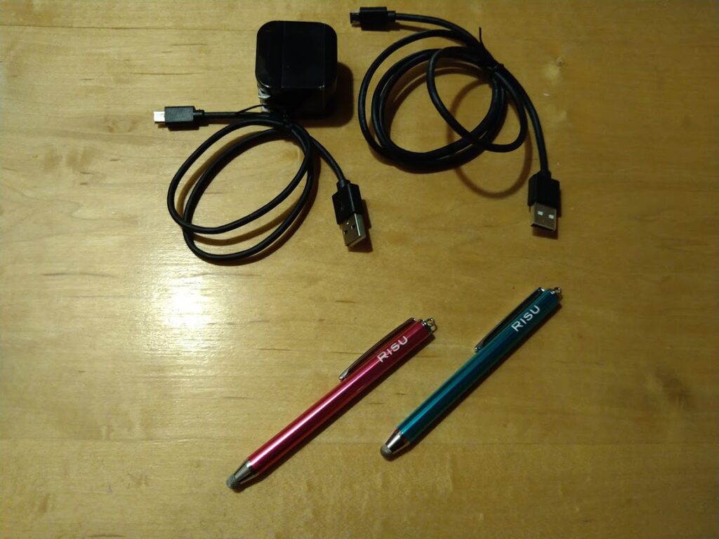 risu算数の付属品のUSBケーブルとタッチペン